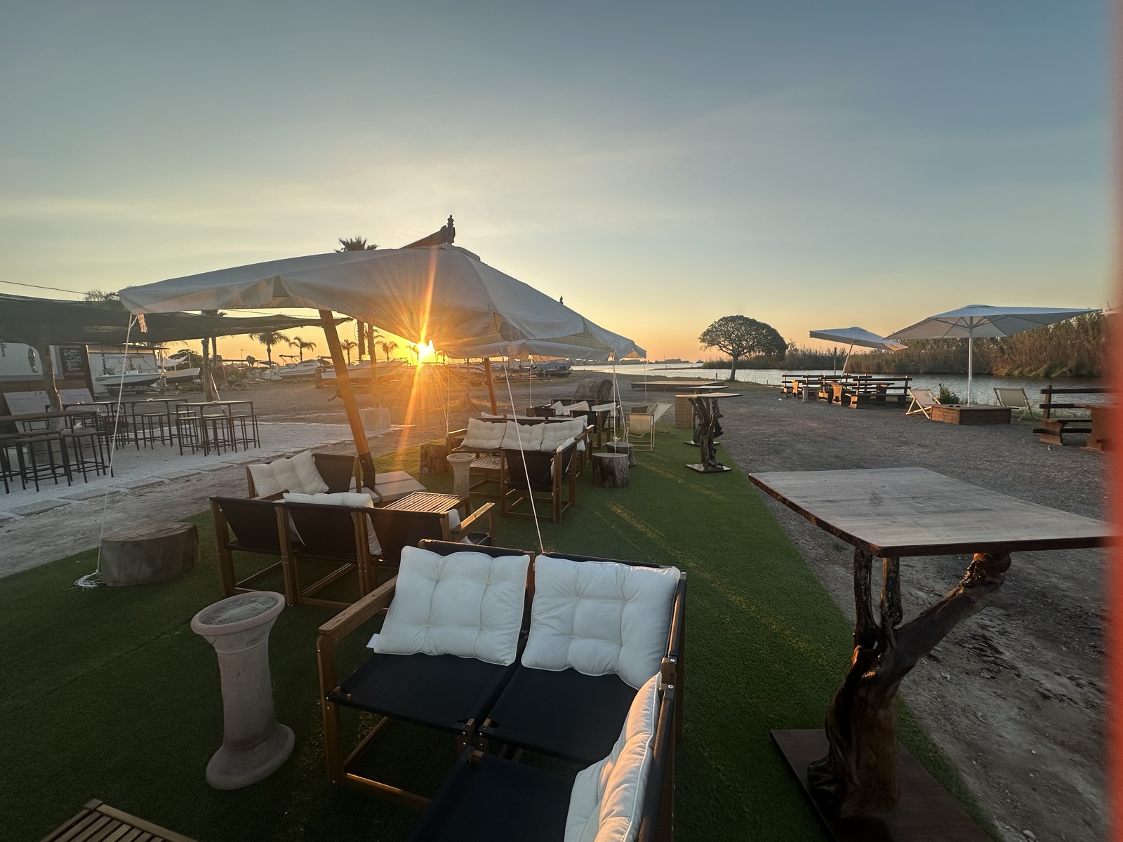 La zona lounge al tramonto