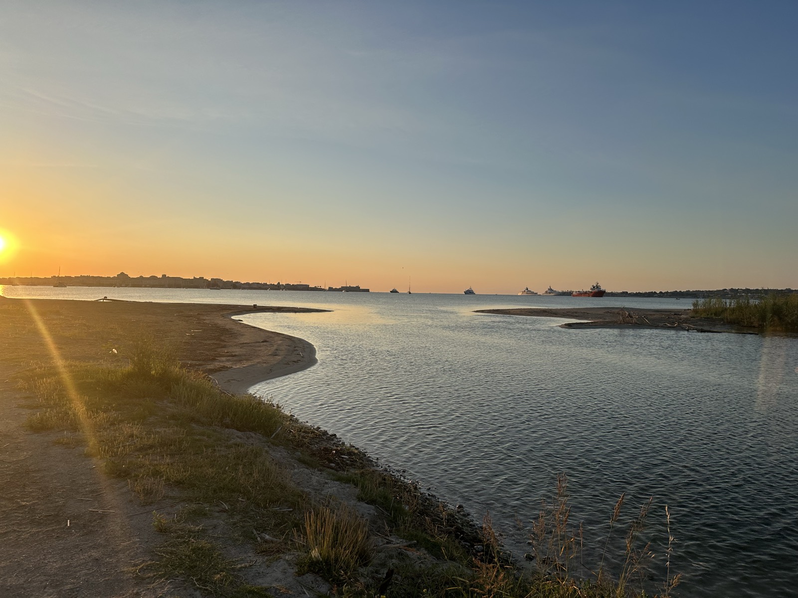 La spiaggia alla foce del fiume